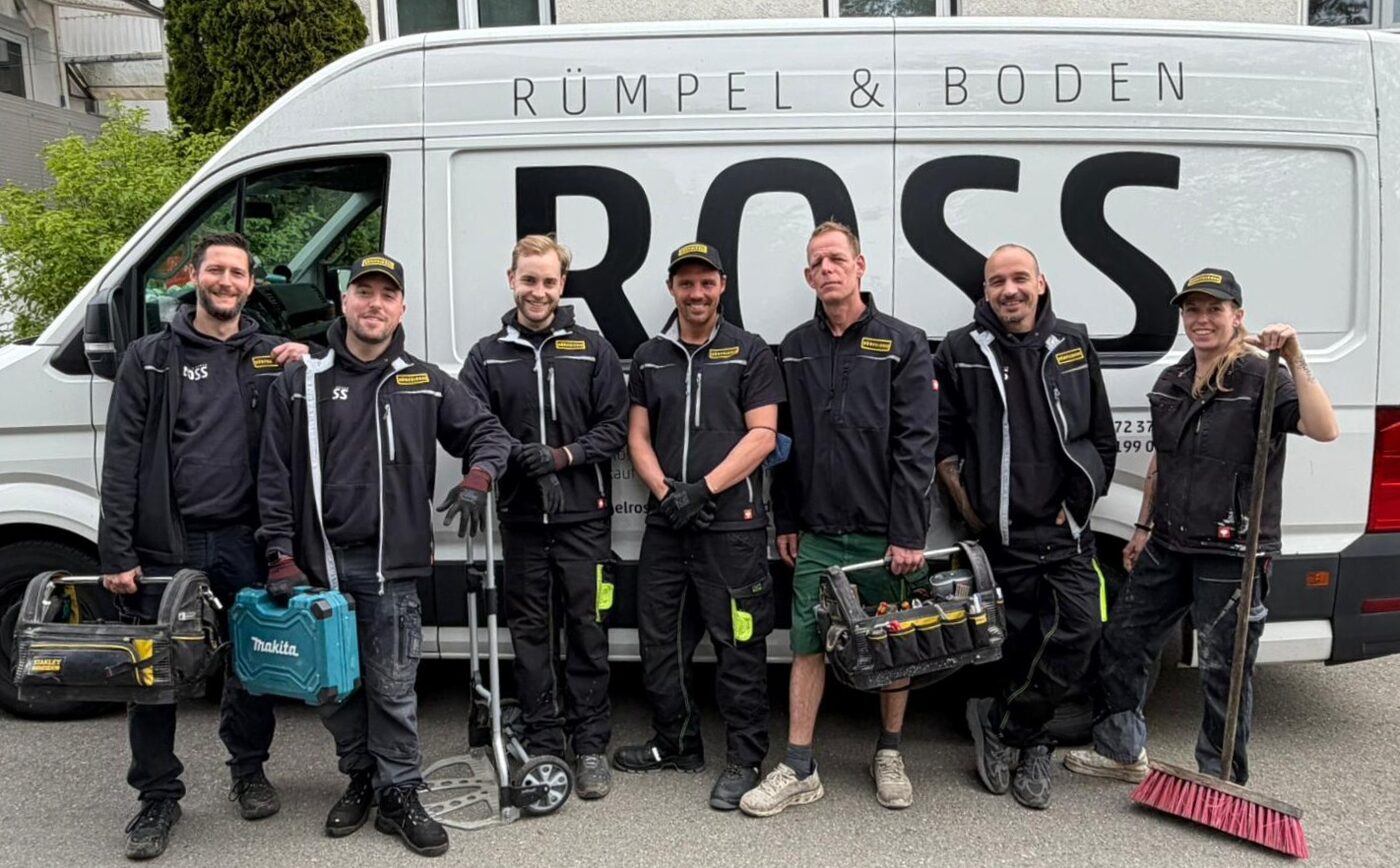 Das Handwerker-Team von RümpelRoss vor dem Firmenwagen